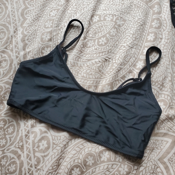 FREE w/ purchase! Bikini top w adjustable straps - Picture 2 of 4